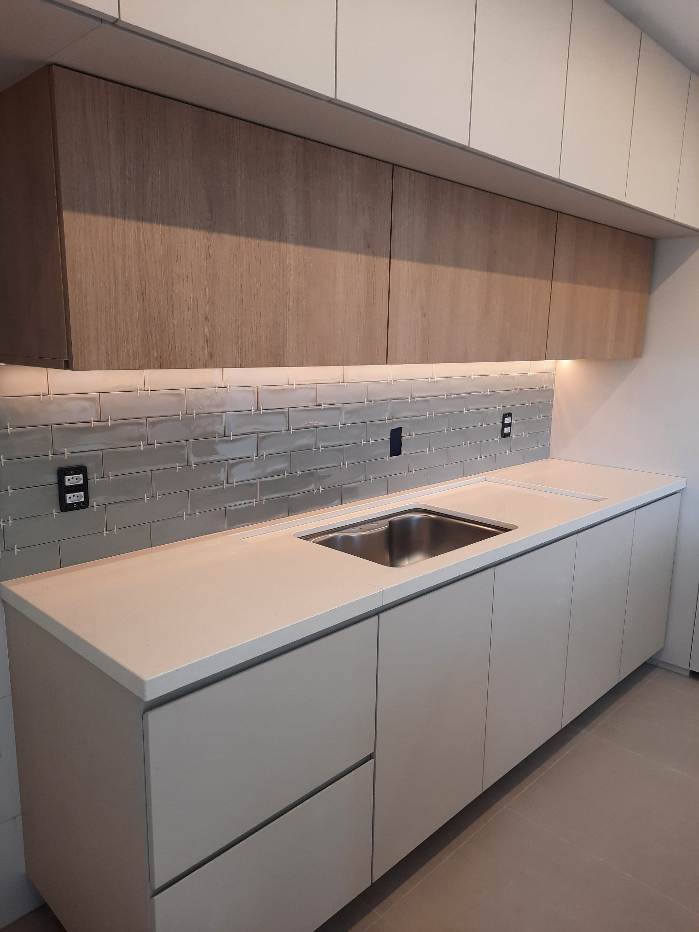 Cozinha sofisticada com bancada em mármore Calacatta